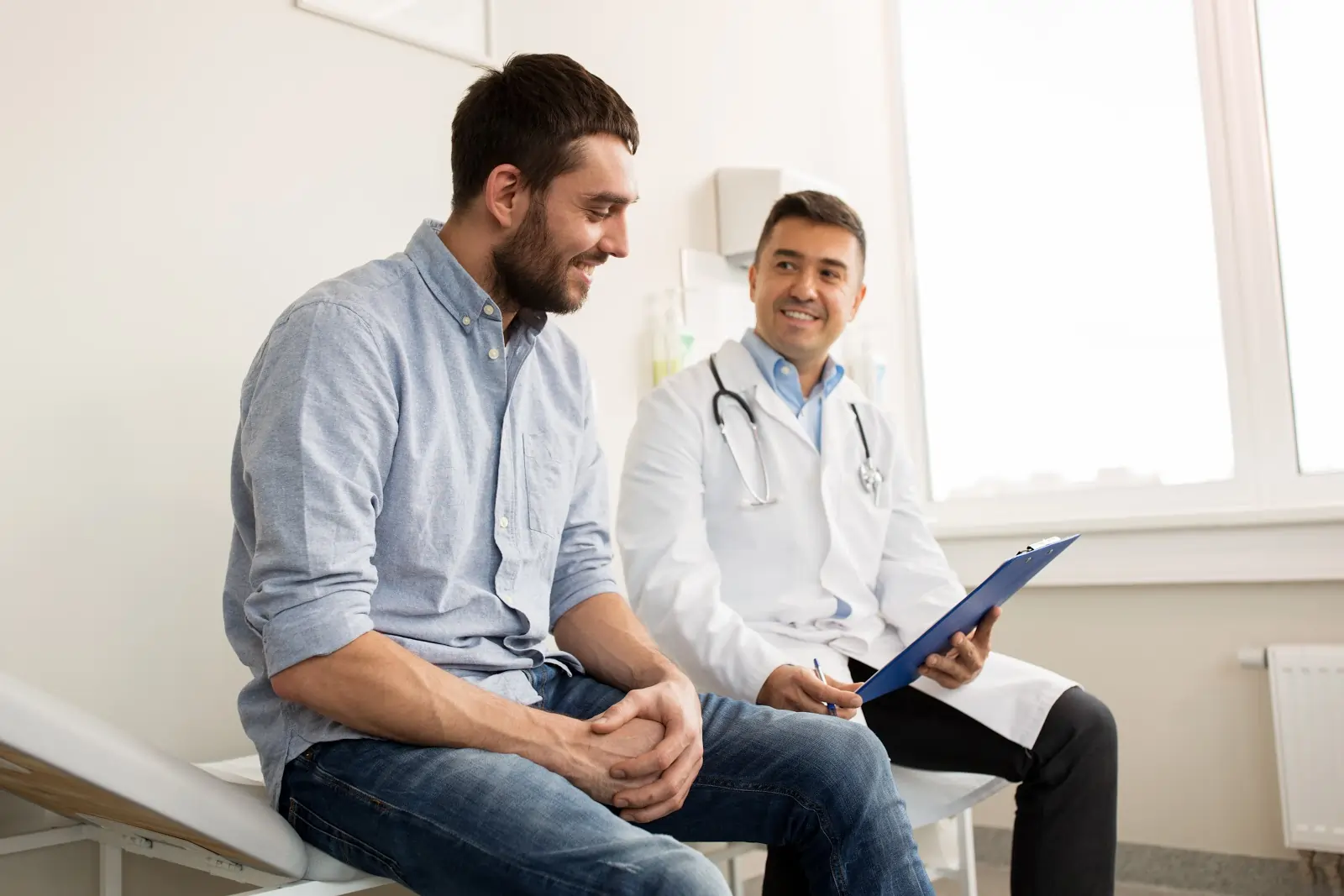 A patient with podiatrist during a consultation.